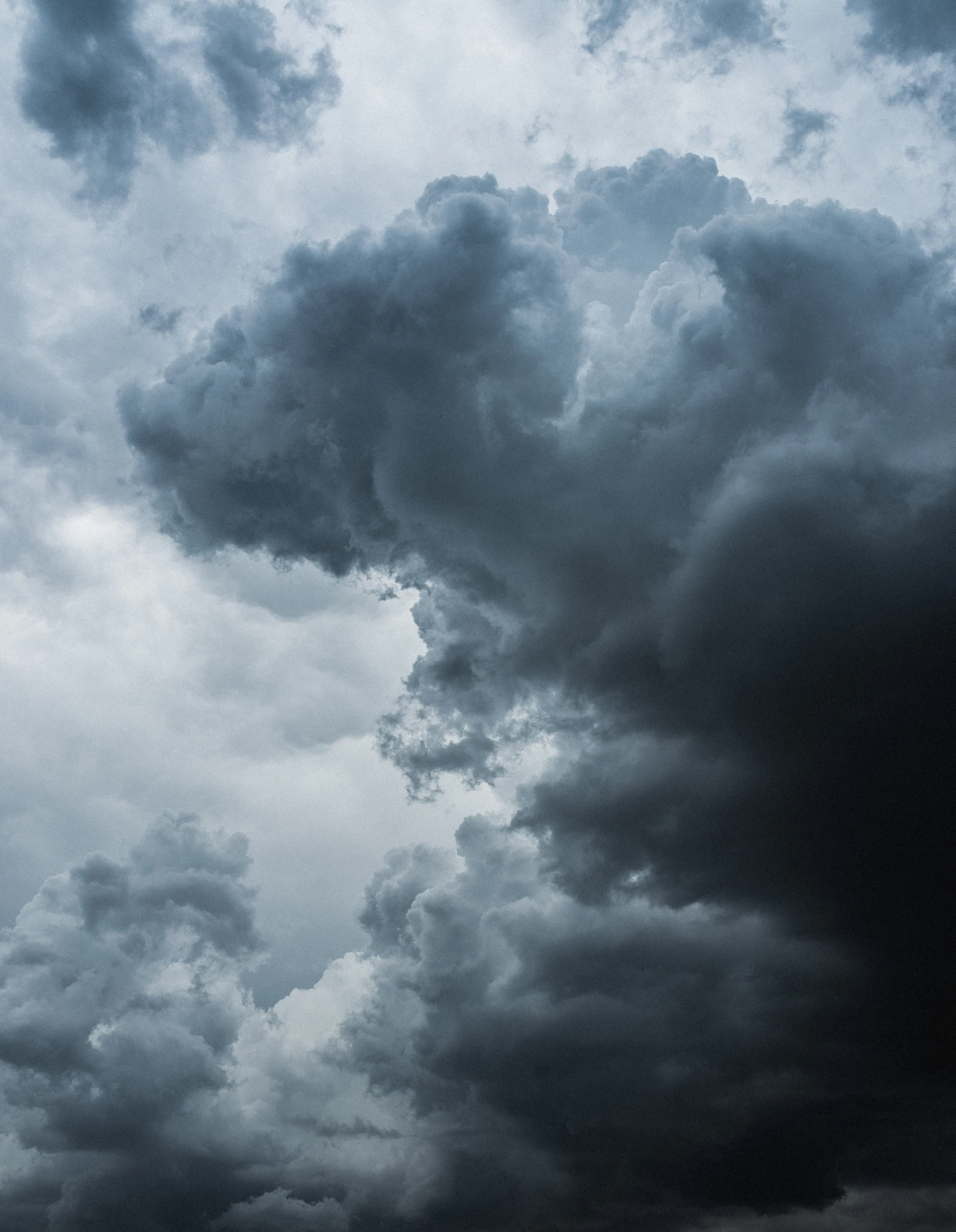 Céu claro com nuvens em camadas, representando infraestrutura em nuvem
