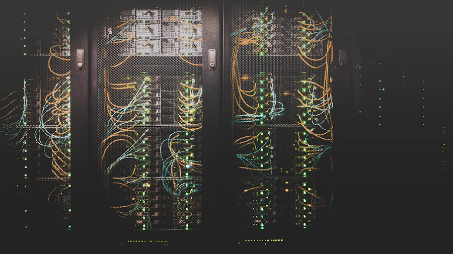 Racks de servidores iluminados em data center, cabeamento organizado